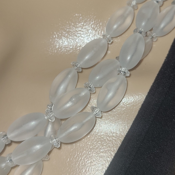 CLEAR OVAL BEADED TRIPLE STRANDED CLASPED NECKLACE - Picture 2 of 4
